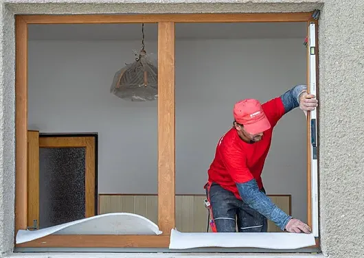 Montér při výměně okna v rodinném domě